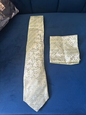 Silk Paisley Pattern Tie with Pocket Square - Light Gold